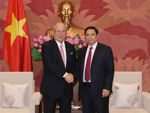 中央组织部部长范明正(右)会见日越友好议员联盟特别顾问武部勤。(图片来源:越通社) 中央组织部部长范明正(右)会见日越友好议员联盟特别顾问武部勤。(图片来源:越通社)