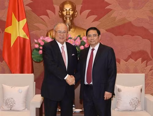 中央组织部部长范明正(右)会见日越友好议员联盟特别顾问武部勤。(图片来源:越通社) 中央组织部部长范明正(右)会见日越友好议员联盟特别顾问武部勤。(图片来源:越通社)