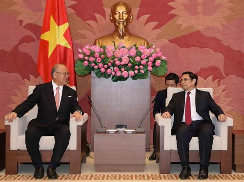 中央组织部部长范明正(右)会见日越友好议员联盟特别顾问武部勤。(图片来源:越通社) 中央组织部部长范明正(右)会见日越友好议员联盟特别顾问武部勤。(图片来源:越通社)