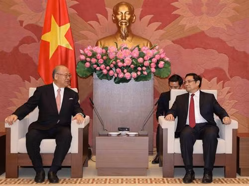 中央组织部部长范明正(右)会见日越友好议员联盟特别顾问武部勤。(图片来源:越通社) 中央组织部部长范明正(右)会见日越友好议员联盟特别顾问武部勤。(图片来源:越通社)