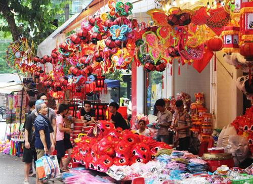 首都河内冯兴壁画街灯笼高挂迎中秋。图自互联网