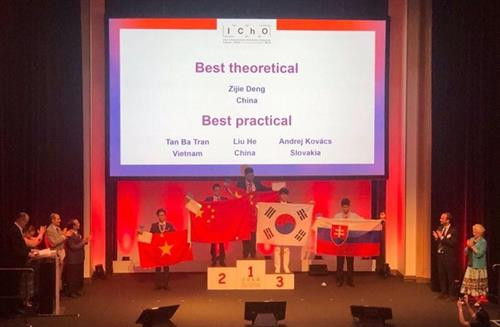 参加2019年国际化学奥林匹克竞赛颁奖仪式。图自越通社
