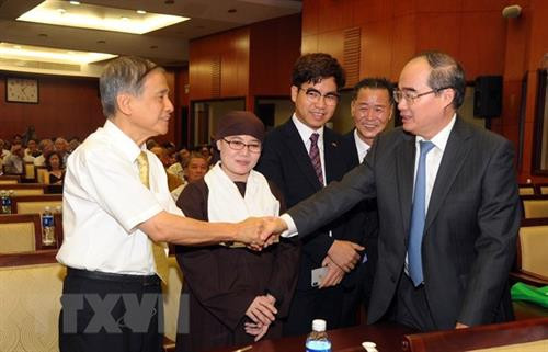 胡志明市市委书记阮善仁会见越侨。图自越通社