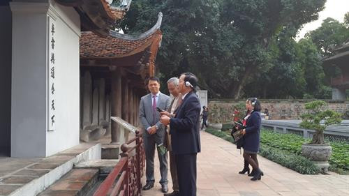 各位代表体验8种语言自动讲解系统。(图片来源:越通社) 各位代表体验8种语言自动讲解系统。(图片来源:越通社)