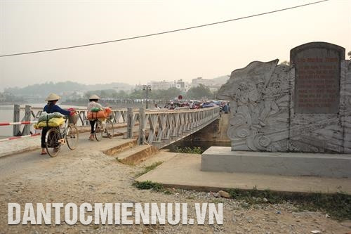 65年来，南论河的芒青桥仍保留着其建设以来的原貌，并永远成为“历史性进军大桥”，吸引许多游客前来参观。记者 黄河 摄