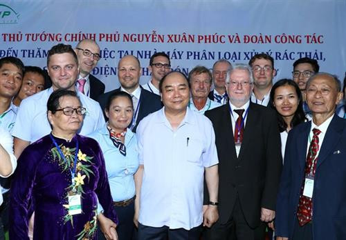 阮春福总理探访泽乡和理泽乡废弃物处理、沼气和有机矿物肥生产厂建设项目。越通社记者 统一 摄