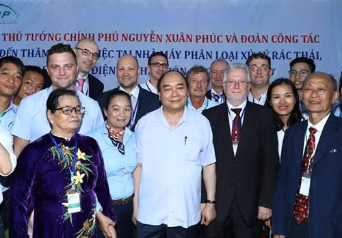 阮春福总理探访泽乡和理泽乡废弃物处理、沼气和有机矿物肥生产厂建设项目。越通社记者 统一 摄