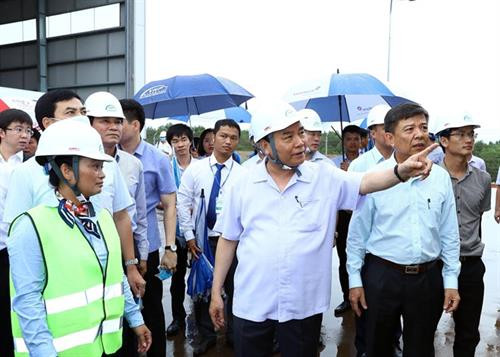 阮春福总理探访泽乡和理泽乡废弃物处理、沼气和有机矿物肥生产厂建设项目。越通社记者 统一 摄