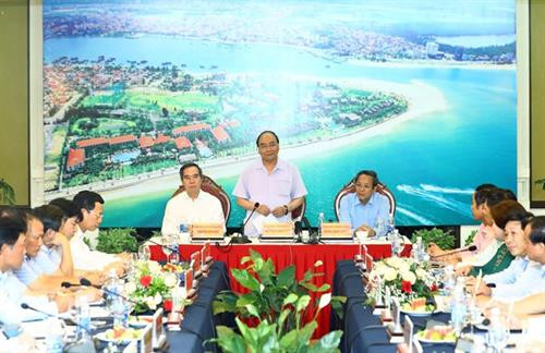 越南政府总理阮春福与广平省领导举行会议。越通社记者 统一 摄