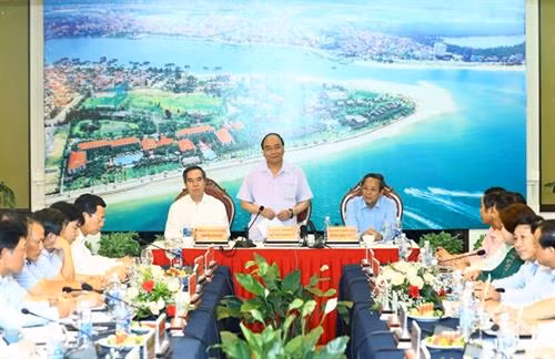 越南政府总理阮春福与广平省领导举行会议。越通社记者 统一 摄