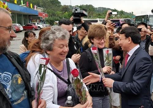 广宁省省委书记阮春记向国际游客赠送鲜花。图自越通社