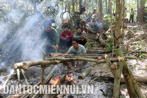 按照西原嘉莱人风俗制作烤鸡和竹香糯米饭等供品。记者 红叠 摄 奥格郎村长老秀来同村民、民兵和林政工作人员实施森林祭祀仪式。记者 红叠 摄 森林仪式结束后,加来人聚集在一起互相吃饭和喝酒。记者 红叠 摄 按照西原嘉莱人风俗制作烤鸡和竹香糯米饭等供品。记者 红叠 摄 奥格郎村长老秀来同村民、民兵和林政工作人员实施森林祭祀仪式。记者 红叠 摄 森林仪式结束后,加来人聚集在一起互相吃饭和喝酒。记者 红叠 摄