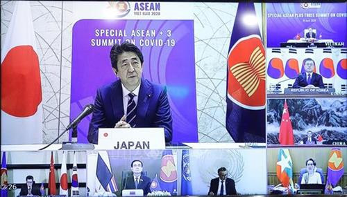 东盟与中日韩抗击新冠肺炎疫情领导人视频会议场景。图自越通社