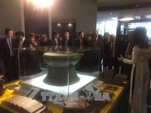 河内博物馆举行展览展示升龙河内4组国家宝物(图片来源:越通社) 河内博物馆举行展览展示升龙河内4组国家宝物(图片来源:越通社)