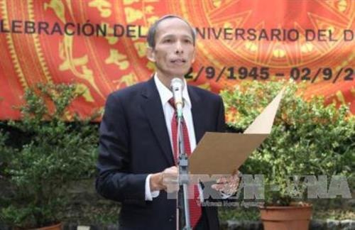 越南驻阿根廷大使邓春勇发表讲话。（图片来源：越通社）
