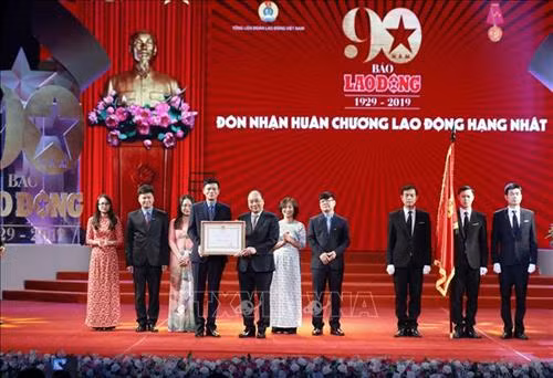 阮春福向《劳动报》授予一级劳动勋章。图自越通社 阮春福向《劳动报》授予一级劳动勋章。图自越通社