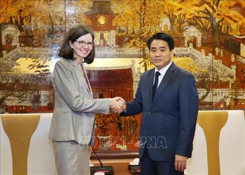 河内人民委员会主席阮德钟会见加拿大新任驻越南大使黛博拉·保罗。图自越通社 河内人民委员会主席阮德钟会见加拿大新任驻越南大使黛博拉·保罗。图自越通社