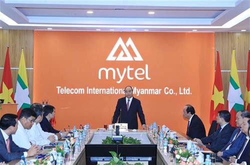 越南政府总理阮春福前来访问越南军队电信工业集团（Viettel）与当地两个伙伴的联营公司——Mytel电信公司。图自越通社