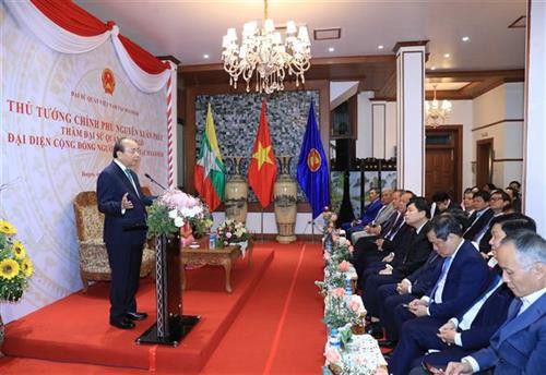 越南政府总理阮春福与旅居缅甸越南人代表亲切交谈。图自越通社 越南政府总理阮春福与旅居缅甸越南人代表亲切交谈。图自越通社