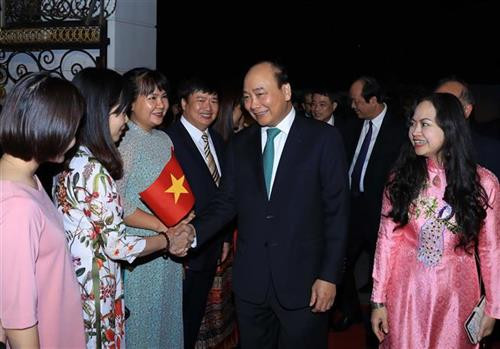 越南政府总理阮春福造访越南驻缅甸大使馆。图自越通社 越南政府总理阮春福造访越南驻缅甸大使馆。图自越通社