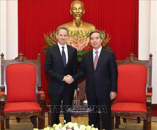 中央经济部部长阮文平会见美国现华平投资基金会主席蒂莫西·盖特纳。图自越通社 中央经济部部长阮文平会见美国现华平投资基金会主席蒂莫西·盖特纳。图自越通社
