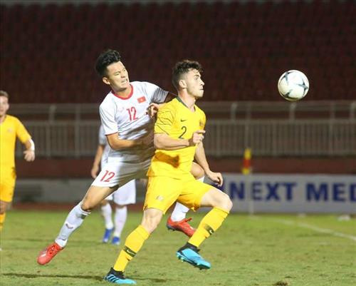 越南队(白衣)与澳大利亚队进行比赛。图自越通社 越南队(白衣)与澳大利亚队进行比赛。图自越通社