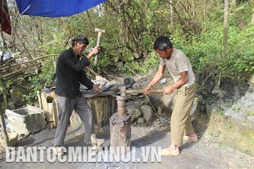 粮食收获季节结束后，左芬乡各户瑶族人家庭就着手铸造农用工具。记者 越黄 摄