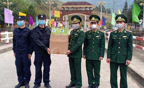 越南莱州省封土县马鹿塘(Ma Lù Thàng)口岸边防部队和口岸经济管理委员会向中国云南省金水河口岸跨部门力量捐赠1万只医用口罩。图自互联网 越南莱州省封土县马鹿塘(Ma Lù Thàng)口岸边防部队和口岸经济管理委员会向中国云南省金水河口岸跨部门力量捐赠1万只医用口罩。图自互联网