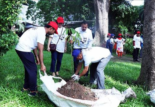 与会代表参加植树活动。图自越通社 与会代表参加植树活动。图自越通社