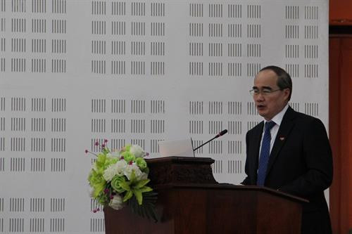 越共中央政治局委员、胡志明市委书记阮善仁在会议上发表讲话。(图片来源:越通社) 越共中央政治局委员、胡志明市委书记阮善仁在会议上发表讲话。(图片来源:越通社)