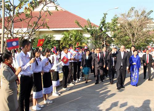 阮善仁访问万象-胡志明市高中学校。(图片来源:越通社) 阮善仁访问万象-胡志明市高中学校。(图片来源:越通社)