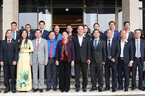 阮氏金银同与会代表合影留念。图自越通社