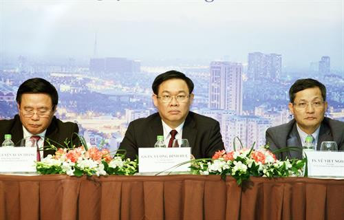 越南政府副总理王廷惠（左二）出席研讨会。图自越通社
