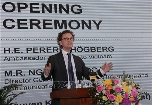 瑞典驻越南大使佩雷里克•霍格贝尔格发表讲话。图自越通社
