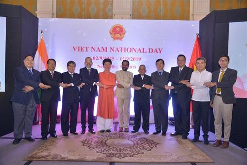 参加庆祝活动的代表合影。图自越南共产主义杂志