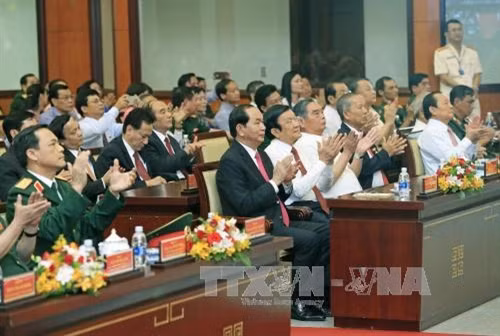 越南国家主席陈大光出席越共南方局统一机要委员会人民武装力量英雄称号授予仪式。（图片来源：越通社）