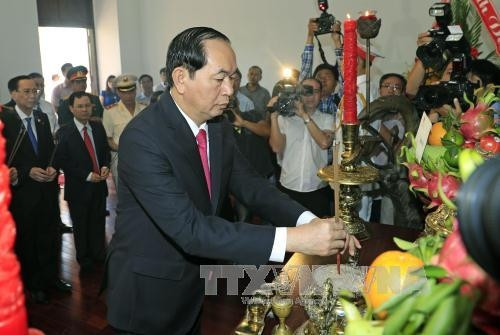 越南国家主席陈大光在胡志明博物馆敬献花圈。