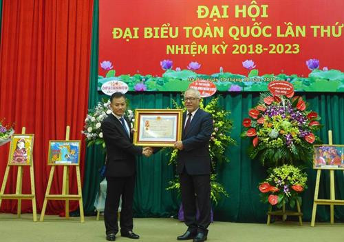 乌兹别克斯坦-越南友好协会已荣获越南国家主席的友谊勋章。 图自越共电子报