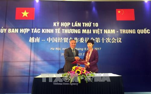 越南工贸部副部长陈国庆(左)与中国商务部副部长高燕。(图片来源:越通社) 越南工贸部副部长陈国庆(左)与中国商务部副部长高燕。(图片来源:越通社)