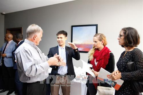 与会代表交谈。(图片来源:越通社) 与会代表交谈。(图片来源:越通社)