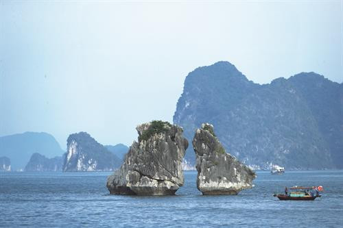 斗鸡石——下龙湾的旅游形象。
