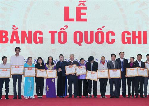 “祖国记功”证书授证仪式。（图片来源：越通社）