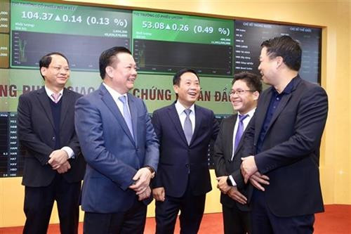 财政部长丁进勇（左二）与出席开市敲锣仪式的代表交谈。图自越通社