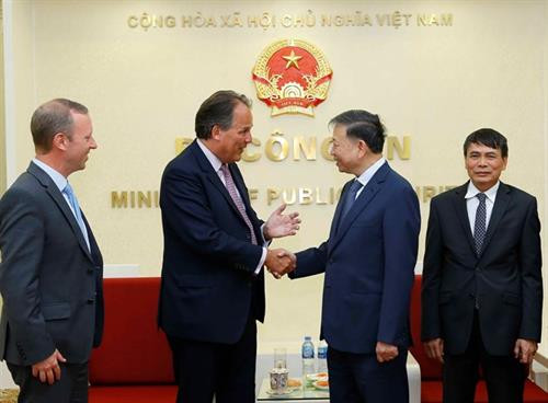 越共中央政治局委员、公安部部长苏林上将会见英国外交和联邦事务部亚太事务国务大臣马克·菲尔德。图自越通社 越共中央政治局委员、公安部部长苏林上将会见英国外交和联邦事务部亚太事务国务大臣马克·菲尔德。图自越通社