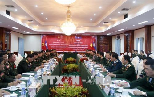 老挝国防部部长占沙蒙·占雅拉与越南国防部部长吴春历举行会谈。越通社记者 范坚 摄