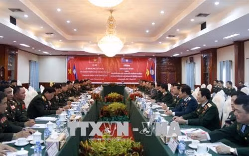 老挝国防部部长占沙蒙·占雅拉与越南国防部部长吴春历举行会谈。越通社记者 范坚 摄