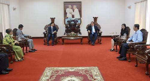 安江省人民委员会主席阮青平会见柬埔寨驻胡志明市总领事索科·达雷斯一行。图自越通社 安江省人民委员会主席阮青平会见柬埔寨驻胡志明市总领事索科·达雷斯一行。图自越通社