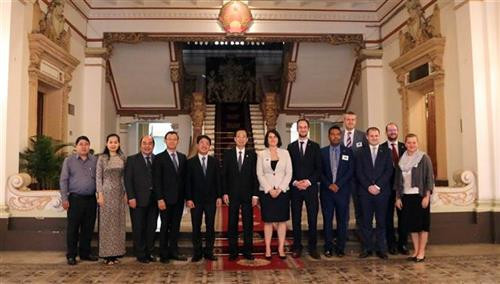 越南胡志明市人民委员会常务副主席黎清廉（左六）会见澳大利亚政治交流委员会代表团。图自越通社