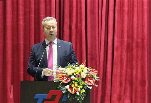 捷克环境部部长理查德·布拉贝茨在论坛上发言。图自越通社 捷克环境部部长理查德·布拉贝茨在论坛上发言。图自越通社