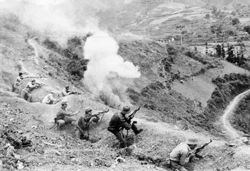 武装公安力量在谅山省同登地区勇敢作战。图自越通社 武装公安力量在谅山省同登地区勇敢作战。图自越通社